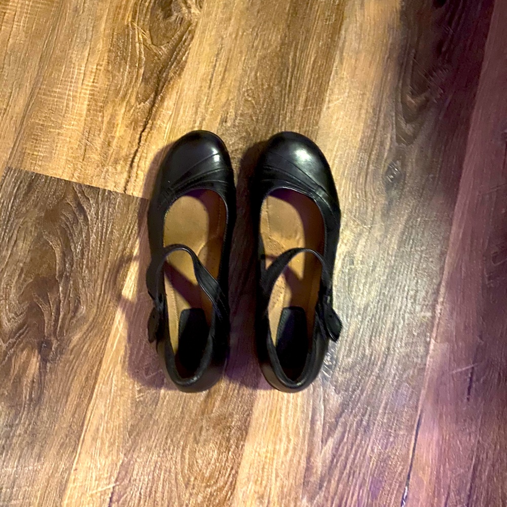 Earth origins leather shoes, size 11